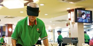 老人也必須端碗盤找工作…新加坡高齡工作率上升